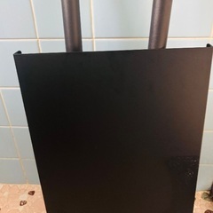 黒いテンションロッドと棚の画像