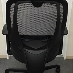 オフィスチェア ニトリ ZHT T703LS ヘッドレスト付きメッシュ張りデスクチェア 肘置き、背もたれ可動の画像