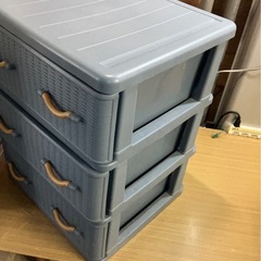 衣装ケース　３段　プラ製　タイヤ付き高さ約65cm 幅約50cm奥行約45cmの画像