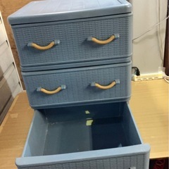 衣装ケース　３段　プラ製　タイヤ付き高さ約65cm 幅約50cm奥行約45cmの画像