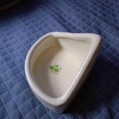 ペット用三角コーナー餌入れの画像