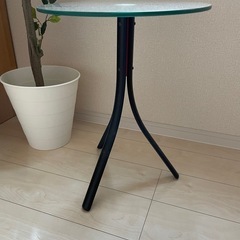 ガラステーブルの画像