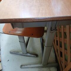 小学校→机と椅子セットの画像