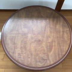 古い丸テーブル
の画像