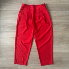 Stradivarius ハイウェスト レッドパンツ リングベルト付きの画像