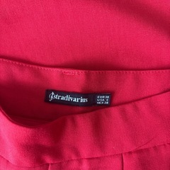 Stradivarius ハイウェスト レッドパンツ リングベルト付きの画像