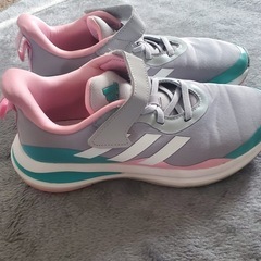 adidasスポーツシューズの画像