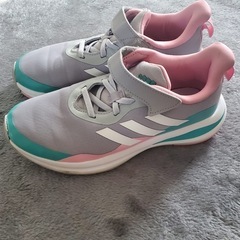 adidasスポーツシューズの画像