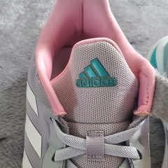 adidasスポーツシューズの画像