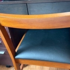 机と椅子と引き出し
