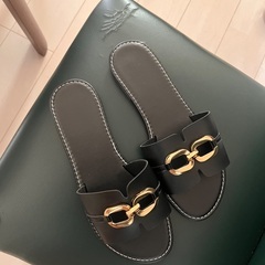 エレガントなゴールドトーンのバックルサンダル（女性用） 26.5cmの画像