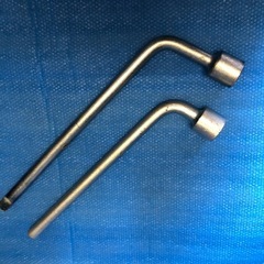 中古工具タイヤホイルレンチと車止めの画像