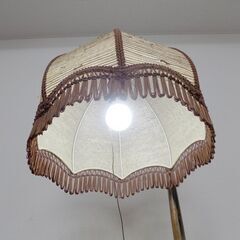 新札幌◆フロアスタンドライト バラ ガラステーブル ベッドスタンド 照明器具 アンティーク調 W41×Ｄ39×Ｈ175cm No.3419の画像