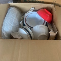 食器やフライパン等たくさん の画像