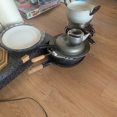 食器やフライパン等たくさん の画像