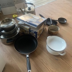 食器やフライパン等たくさん の画像