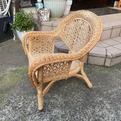 籐の人形用ソファの画像
