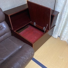 応接セットのソファとコーナー収納の画像