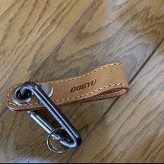 牛革製のベージュ色キーホルダー