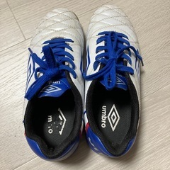 Umbro フットサル インドア　シューズ　23・5 ホワイト　ブルーの画像