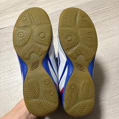 Umbro フットサル インドア　シューズ　23・5 ホワイト　ブルーの画像