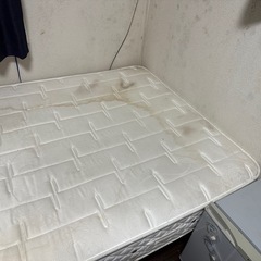 セミダブルサイズのベッド➕マットレスの画像