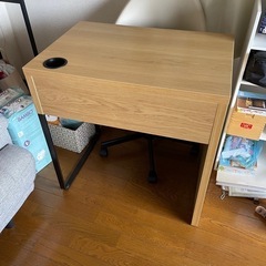 IKEA 学習机MICKE パソコンデスクとチェアの画像
