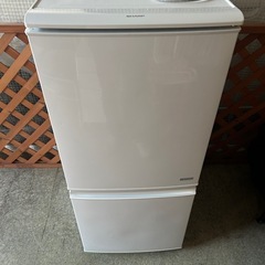 2ドア　137L シャープ　冷蔵庫　ホワイト  
