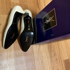 最終値下未使用イブサンローラン　白パンプスの画像