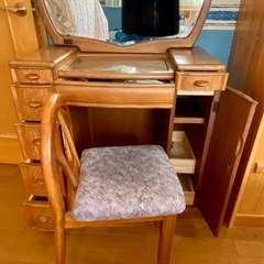 高級ガラス天板のドレッサー(角度調査機能付き)！椅子付鏡台の画像