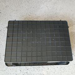 黒色コンテナの画像