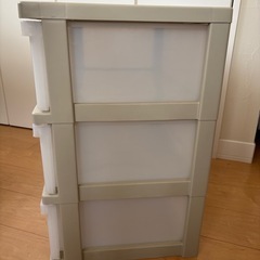【差し上げます】プラスチック衣装ケース3段の画像