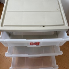 【差し上げます】プラスチック衣装ケース3段の画像