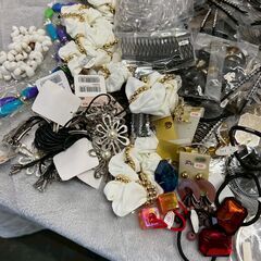 アクセサリー 大量 まとめ 約8kg まとめ売り ネックレス イヤリング フェイクパール ピアス など 現状品 未使用品 Y1701の画像