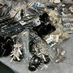 アクセサリー 大量 まとめ 約8kg まとめ売り ネックレス イヤリング フェイクパール ピアス など 現状品 未使用品 Y1702の画像
