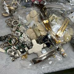アクセサリー 大量 まとめ 約8kg まとめ売り ネックレス イヤリング フェイクパール ピアス など 現状品 未使用品 Y1702の画像