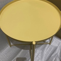 IKEA グラドム　サイドテーブル　イエロー（クリーム系）の画像