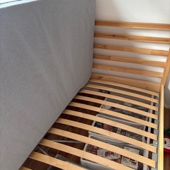 IKEA 
ベッドフレームとマットレスセットの画像