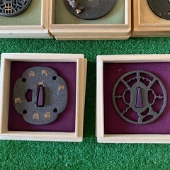 蔵出し 鍔 つば 蓋付き 桐箱入り　5セット　まとめ売り　武具 骨董　骨董品　刀装具 古鍔 刀剣美術 アンティーク 刀装飾品 つば 日本刀 蔵出し 骨董品 まとめ売り 5個セット 桐箱付き セット 刀装飾 飾り 侍 日本　JAPAN の画像