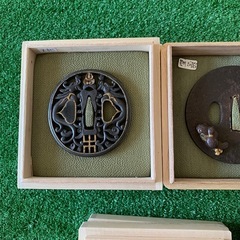 蔵出し 鍔 つば 蓋付き 桐箱入り　5セット　まとめ売り　武具 骨董　骨董品　刀装具 古鍔 刀剣美術 アンティーク 刀装飾品 つば 日本刀 蔵出し 骨董品 まとめ売り 5個セット 桐箱付き セット 刀装飾 飾り 侍 日本　JAPAN の画像