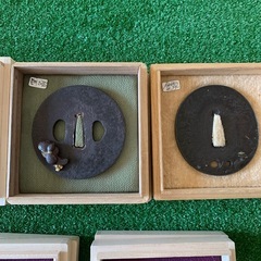 蔵出し 鍔 つば 蓋付き 桐箱入り　5セット　まとめ売り　武具 骨董　骨董品　刀装具 古鍔 刀剣美術 アンティーク 刀装飾品 つば 日本刀 蔵出し 骨董品 まとめ売り 5個セット 桐箱付き セット 刀装飾 飾り 侍 日本　JAPAN の画像