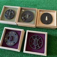 蔵出し 鍔 つば 蓋付き 桐箱入り　5セット　まとめ売り　武具 骨董　骨董品　刀装具 古鍔 刀剣美術 アンティーク 刀装飾品 つば 日本刀 蔵出し 骨董品 まとめ売り 5個セット 桐箱付き セット 刀装飾 飾り 侍 日本　JAPAN の画像
