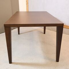 karimoku(カリモク家具)のDT4900MK ダイニングテーブルです。オーク材を使用したシンプルな食卓はモダンスタイルや北欧スタイルにおススメ！W135cmのコンパクトな4人用食卓☆の画像
