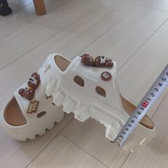 クロックス風サンダル，厚底の画像