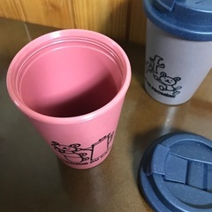 プラスチックカップ蓋付き2個の画像