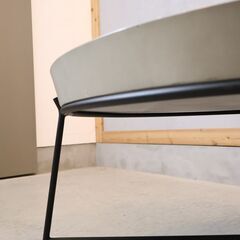 moda en casa(モーダ・エン・カーサ)取り扱い、Sketch(スケッチ) APOLLO(アポロ) コーヒーテーブルです！天板にコンクリートを使用した現代的なデザイン。シンプルモダンなテーブルの画像