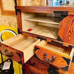 【武蔵小山店】 【83万円】　No.40　みちのく8号　美品　岩谷堂箪笥　チェスト　欅材　ケヤキ材　整理箪笥　漆塗　伝統工芸　和家具　収納　衣類　検　岩谷堂　箪笥　南部鉄器　和箪笥　8段　9杯　鍵付き 拭漆塗り　南部鉄器金具　牡丹紋様の画像
