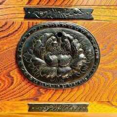 【武蔵小山店】 【83万円】　No.40　みちのく8号　美品　岩谷堂箪笥　チェスト　欅材　ケヤキ材　整理箪笥　漆塗　伝統工芸　和家具　収納　衣類　検　岩谷堂　箪笥　南部鉄器　和箪笥　8段　9杯　鍵付き 拭漆塗り　南部鉄器金具　牡丹紋様の画像