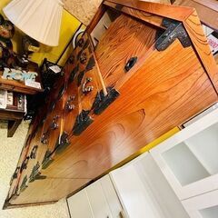 【武蔵小山店】 【83万円】　No.40　みちのく8号　美品　岩谷堂箪笥　チェスト　欅材　ケヤキ材　整理箪笥　漆塗　伝統工芸　和家具　収納　衣類　検　岩谷堂　箪笥　南部鉄器　和箪笥　8段　9杯　鍵付き 拭漆塗り　南部鉄器金具　牡丹紋様の画像