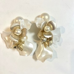 美品　パール×メタルフラワーピアス　Hanayome アネモネ　ブライダルジュエリー　ブライダルアクセサリー　結婚式　ブライダルピアス　花嫁　アネモネ　貝殻　花　の画像
